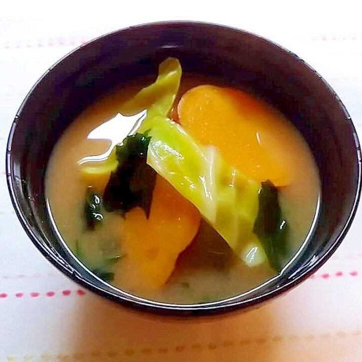 薩摩芋とキャベツとわかめの味噌汁
